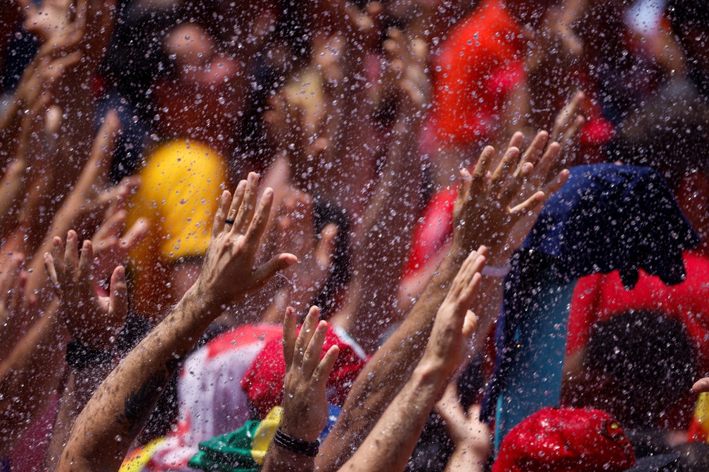 Bombeiros refrescam público em Brasília (DF) antes da cerimônia de posse do presidente Lula — Foto: Adriano Machado/Reuters
