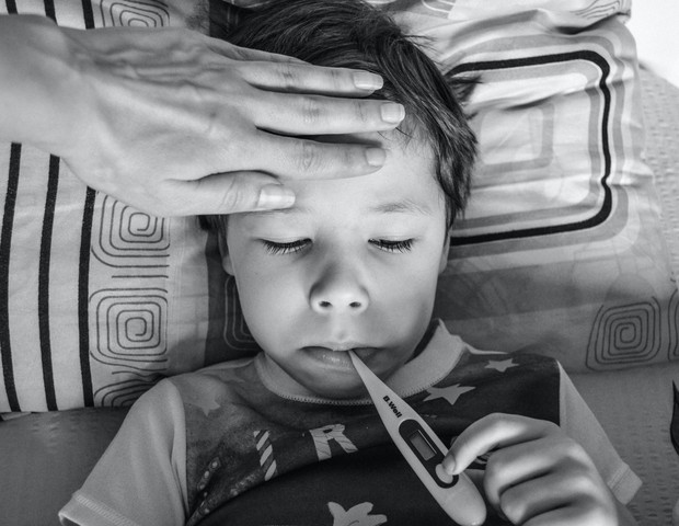 Sintomais mais comuns entre crianças e jovens com Covid-19 foram febre, tosse, vômito e falta de ar (Foto: Pexels)