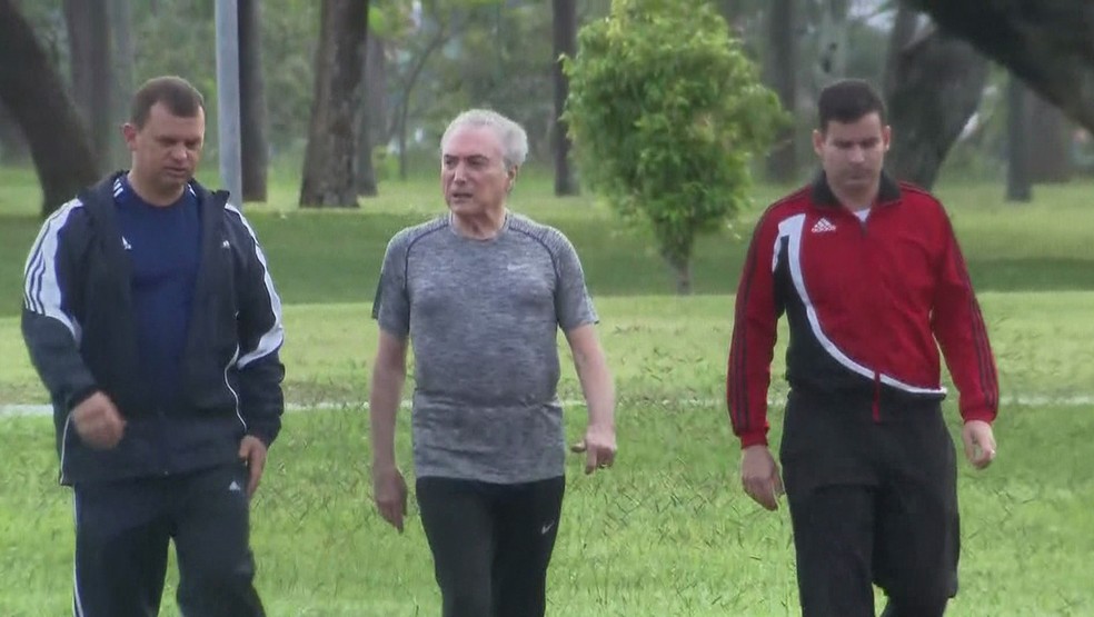 Presidente Michel Temer faz caminhada na manhã desta quinta-feira (4) junto a seguranças (Foto: Reprodução/TV Globo)