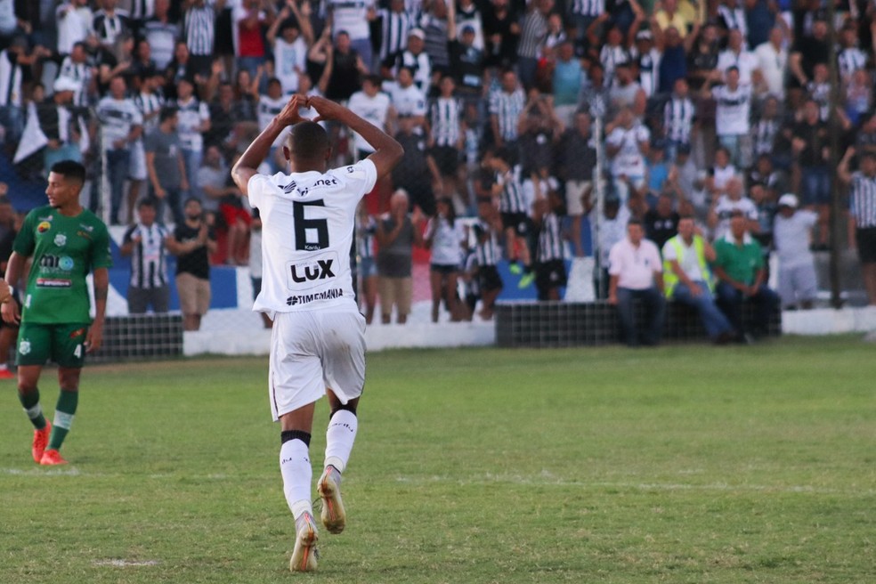 Gilmar é a única opção do Treze para a lateral esquerda, mas vem desfalcando o time por conta de lesão — Foto: Fábio Oliveira / Treze