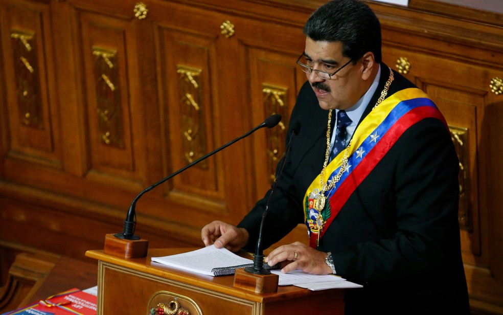 O presidente da Venezuela, NicolÃ¡s Maduro, durante seu discurso anual Ã  naÃ§Ã£o perante membros da Assembleia Constituinte, em Caracas, na segunda-feira (14) â€” Foto: AP Photo/Ariana Cubillos