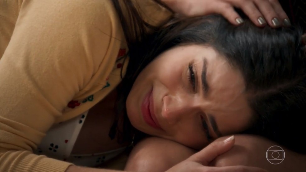 Shirlei (Sabrina Petraglia) chora no colo de Carmela (Chandelly Braz) - 'Haja Coração' — Foto: Globo