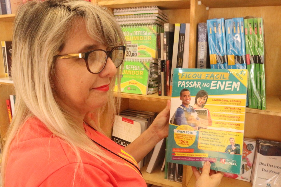 Livros com dicas do Enem sÃ£o bem procurados, de acordo com livreiros do Salipi (Foto: Roberto Araujo/G1)