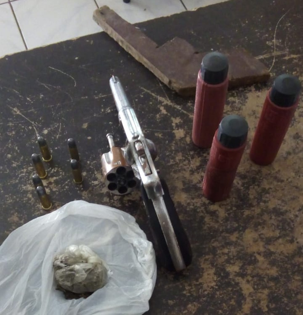 Com um dos suspeitos foi encontrada uma arma de fogo e um simulacro — Foto: Divulgação/Polícia Militar