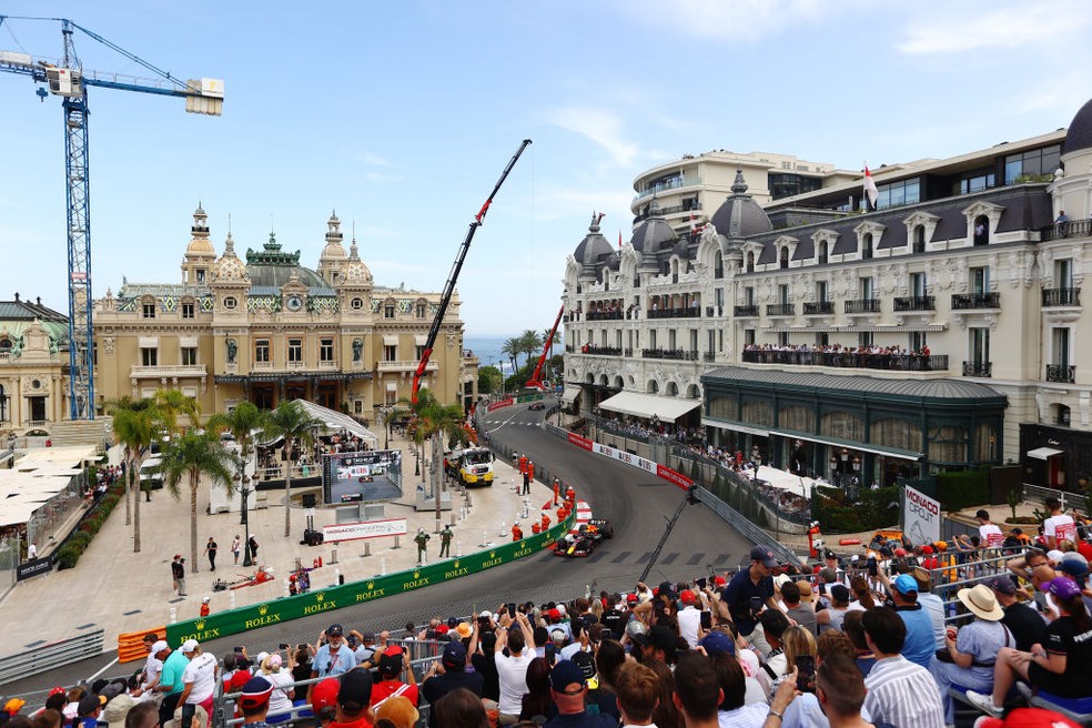 Sergio Perez na pista em Mônaco — Foto: Getty Images