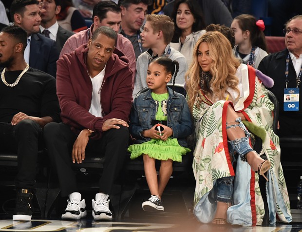 Jay Z, Blue Ivy Carter e Beyoncé Knowles assistem juntos ao 66º NBA All-Star em Louisiana (Foto: Theo Wargo/Getty Images)