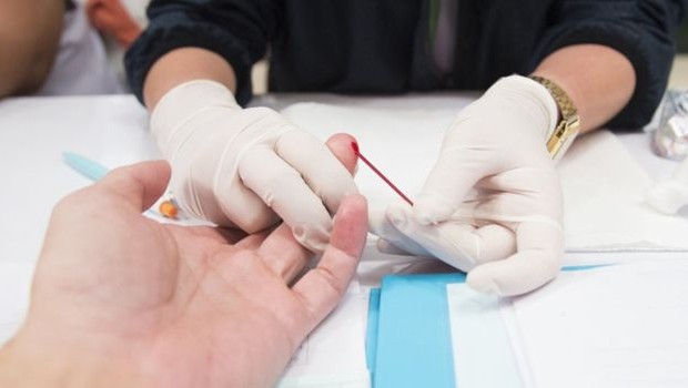 Especialistas querem que teste de HIV seja incluído em sistemas de saúde entre os exames para doenças não contagiosas como diabetes e hipertensão (Foto: Getty Images via BBC)