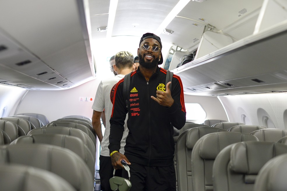 Gerson em viagem com o Flamengo &mdash; Foto: Marcelo Cort&ecirc;s/Flamengo