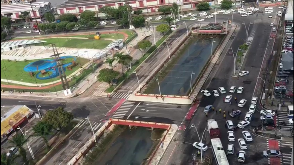 Taxistas interditam trecho da avenida Visconde de Souza Franco, em Belém — Foto: Reprodução