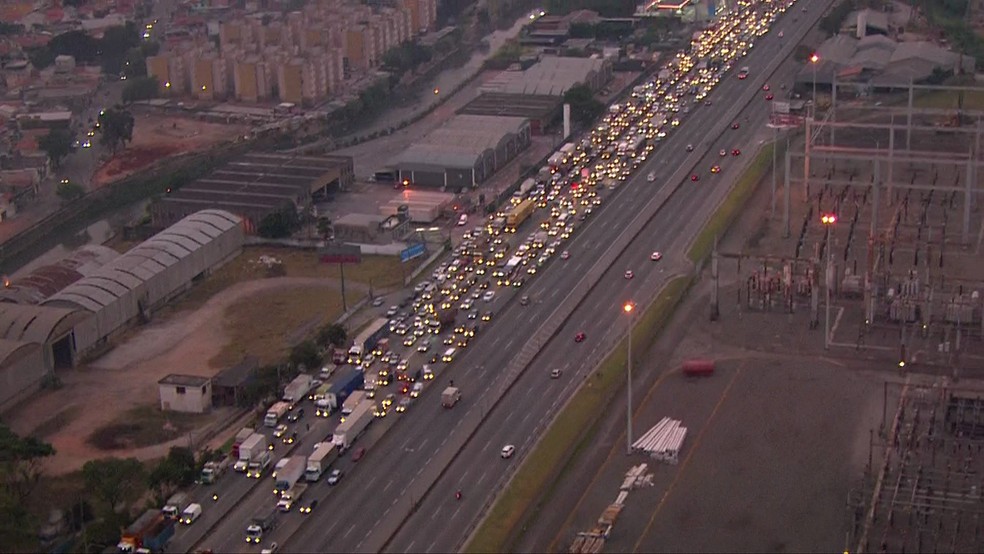 Congestionamento na Rodovia Fernão Dias, na chegada em São Paulo, por causa de manifestação de caminhoneiros (Foto: Reprodução/TV Globo)
