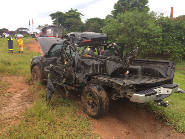 Força da colisão deixou parte da caminhonete destruída (Foto: Peterson Grecco/TV Vanguarda)