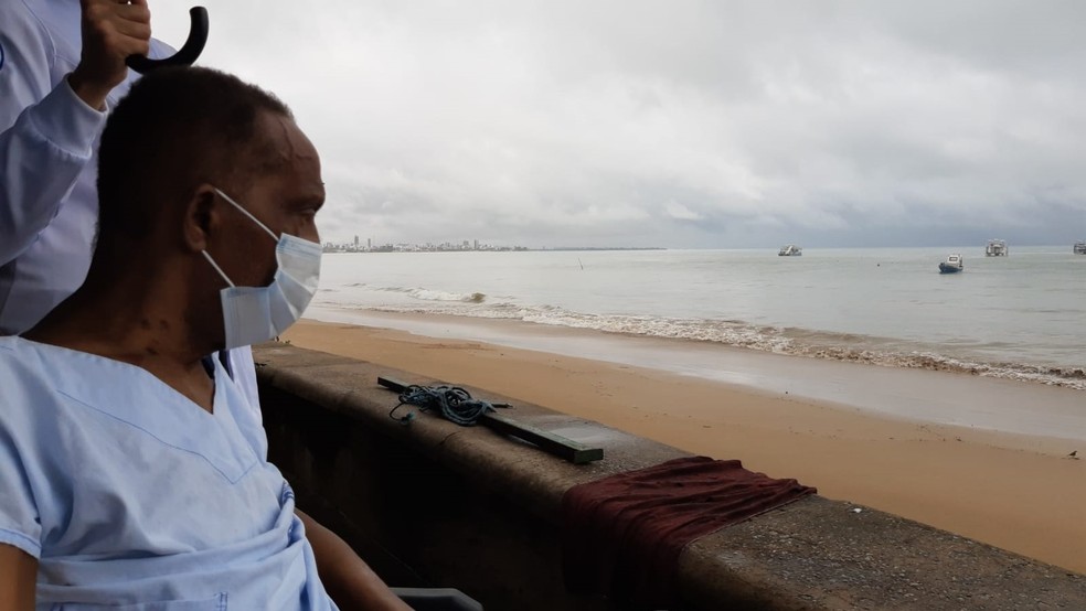 Jarbas é nefropata, cardiopata e teve uma perna amputada, mas conseguiu realizar o sonho de voltar a ver o mar — Foto: UCS-HULW-UFPB/Divulgação