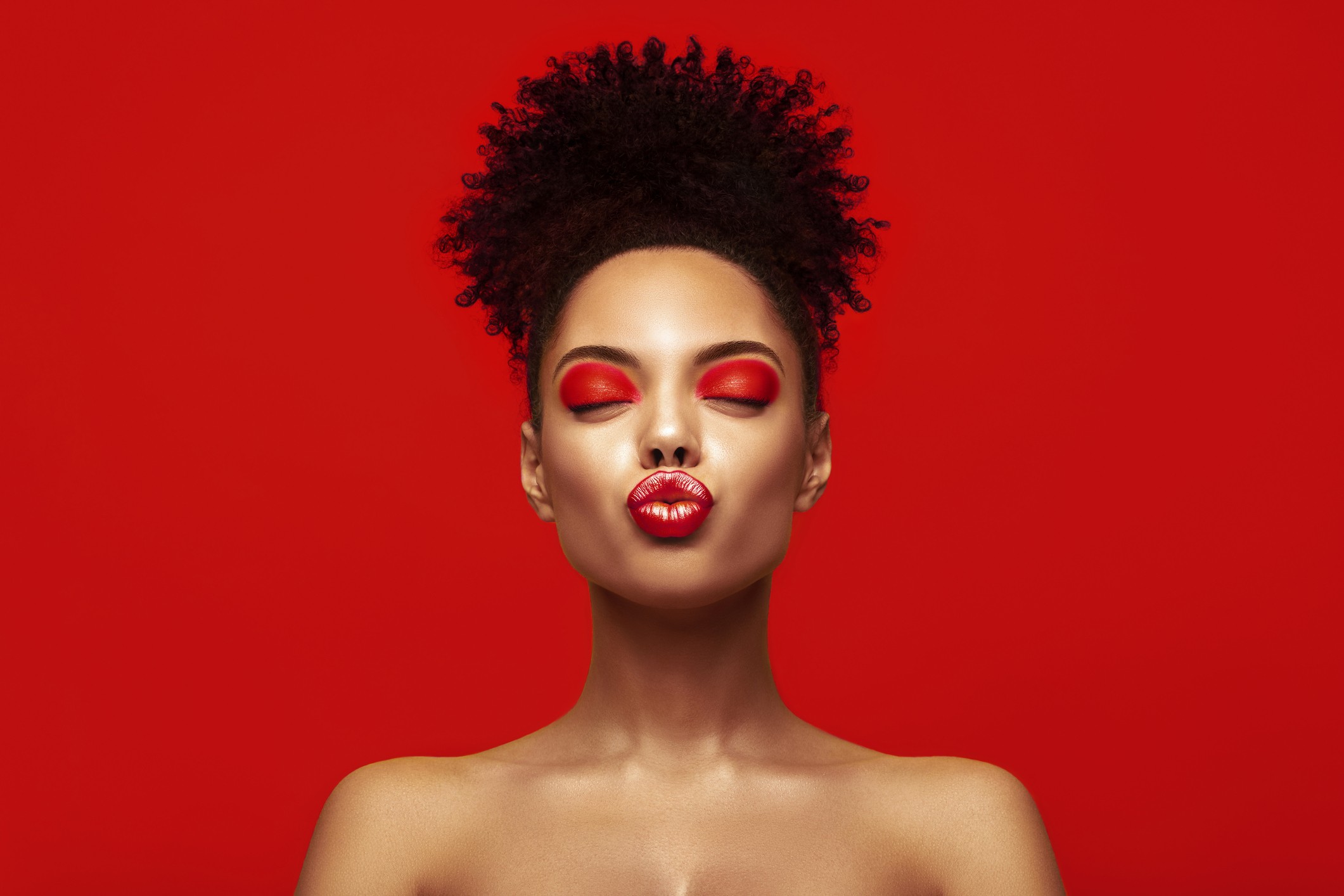 Make multifuncional em tons de vermelho (Foto: Getty Images)