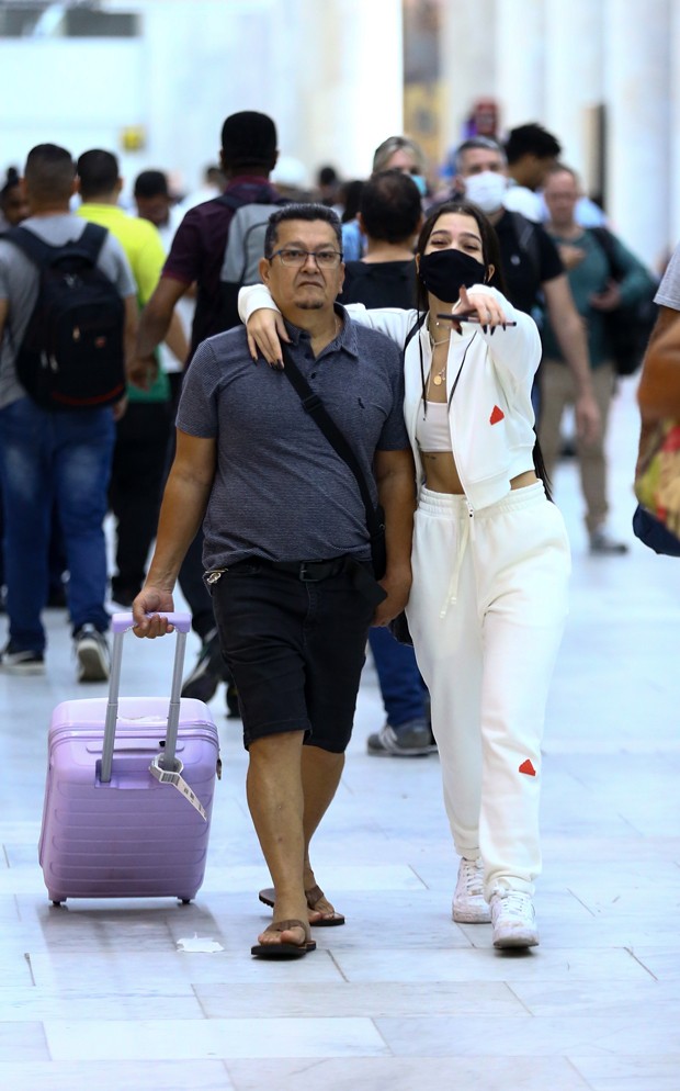 Mel Maia foi clicada desembarcando no aeroporto do Rio de Janeiro ao lado do pai, Luciano (Foto: Vítor Pereira/AGNEWS)