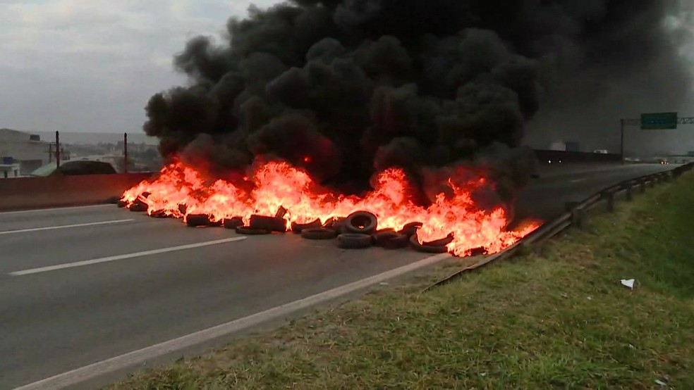 Via Dutra interditada por manifestação no km 209 (Foto: Reprodução/TV Globo)