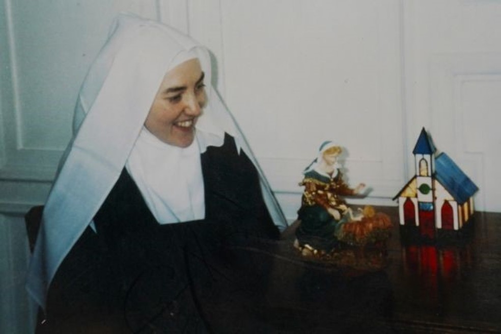 Quando era Irmã Mary Elizabeth, Lisa pertencia à estrita ordem religiosa carmelita católica romana — Foto: BBC
