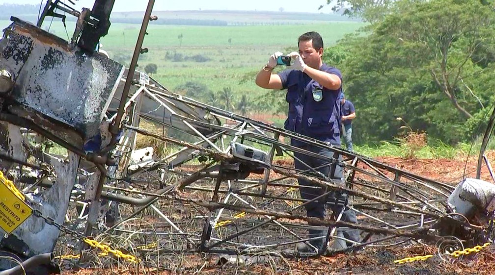 Técnico do Cenipa investiga acidente em Itápolis que deixou um morto (Foto: Reprodução / TV TEM)