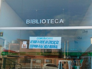 Aviso de volta às aulas no Centro Educacional de Alcobaça, na Bahia (Foto: Anilda França)