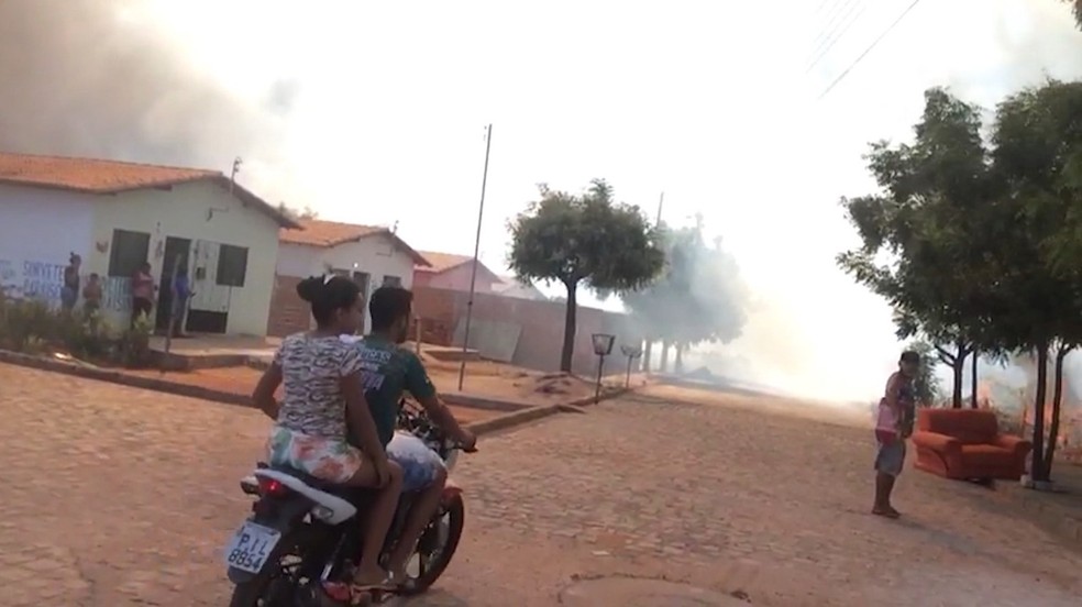Vento levou a fumaça para a área urbana de Picos e trouxe transtornos para os moradores em Picos, no Piauí — Foto: Reprodução TV Clube