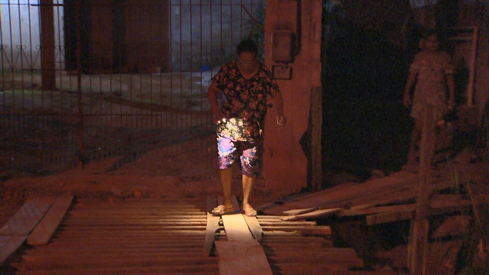Ponte é outro obstáculo encarado pelos moradores do bairro — Foto: Reprodução/TV Gazeta