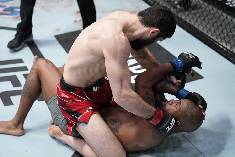 Islam Makhachev (por cima) castiga Bobby Green (por baixo) a caminho da vitória por nocaute técnico — Foto: Chris Unger/Zuffa LLC/Getty Images
