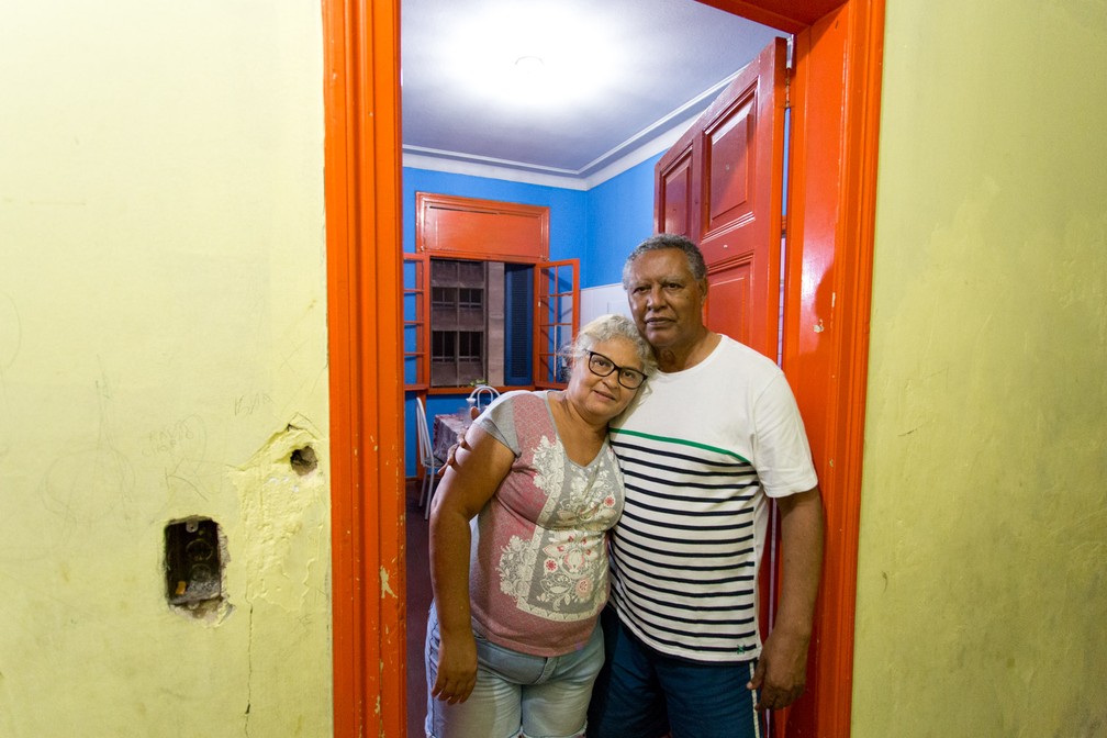 O casal Taís e Anísio moram há sete anos na ocupação onde um dia foi o Hotel Columbia Palace (Foto: Marcelo Brandt/G1)