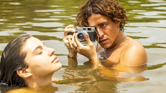 Jesuíta Barbosa e Alanis Guillen em cena da novela "Pantanal"  — Foto: Globo/João Miguel Júnior