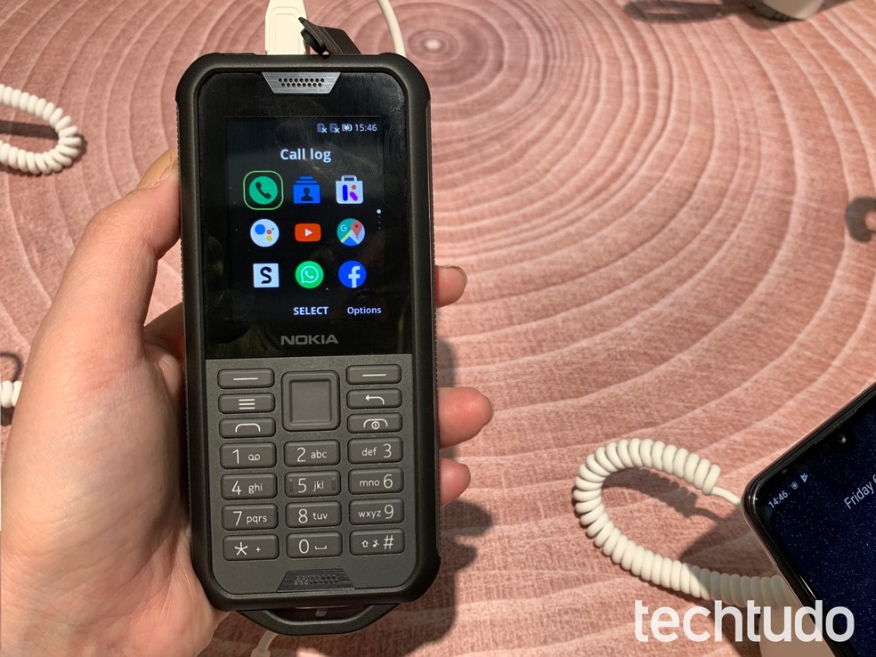 Nokia 800 Tough: celular chega com a promessa de ser "indestrutível" — Foto: Anna Kellen Bull/TechTudo