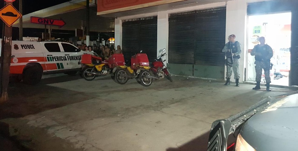 A vítima correu para uma farmácia ao lado do posto, mas foi perseguido a pé e morto dentro do estabelecimento.  — Foto: Rafaela Duarte/SVM