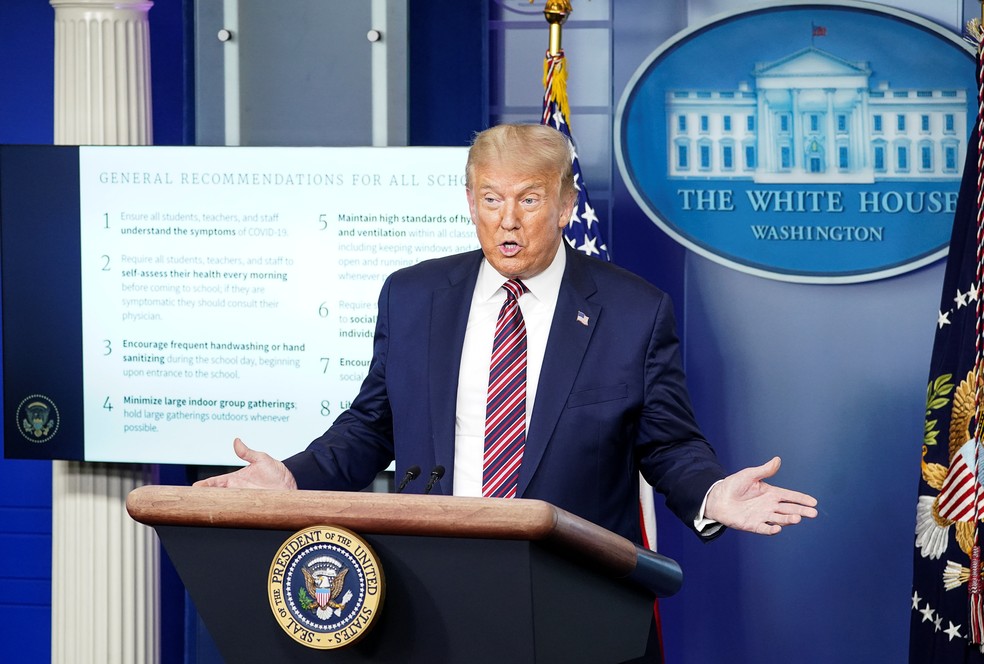 Donald Trump, presidente dos EUA, apresenta diretrizes para reabertura de escolas nesta quarta (12) — Foto: Kevin Lamarque/Reuters