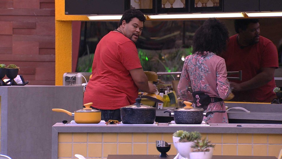 Babu reclama na cozinha da Xepa: 'Tem que ter muita paciência para conviver' — Foto: Globo