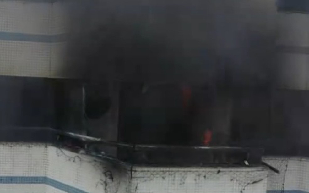 Apartamento é atingido por incêndio no bairro do Horto Florestal, em Salvador — Foto: Reprodução/TV Bahia
