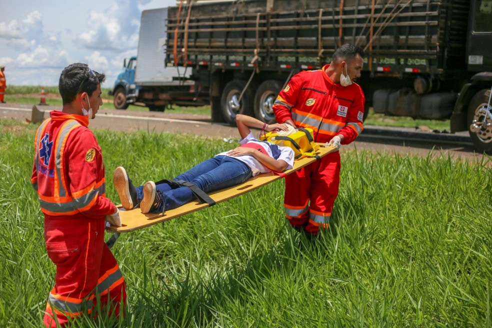 Criança sendo socorrida após acidente em Rodovia Transbrasiliana (BR-153) — Foto: Assessoria Prefeitura de Promissão/Divulgação