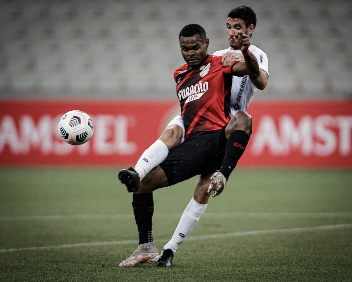 Com um gol a cada 19 finalizações Athletico sofre no ataque e busca