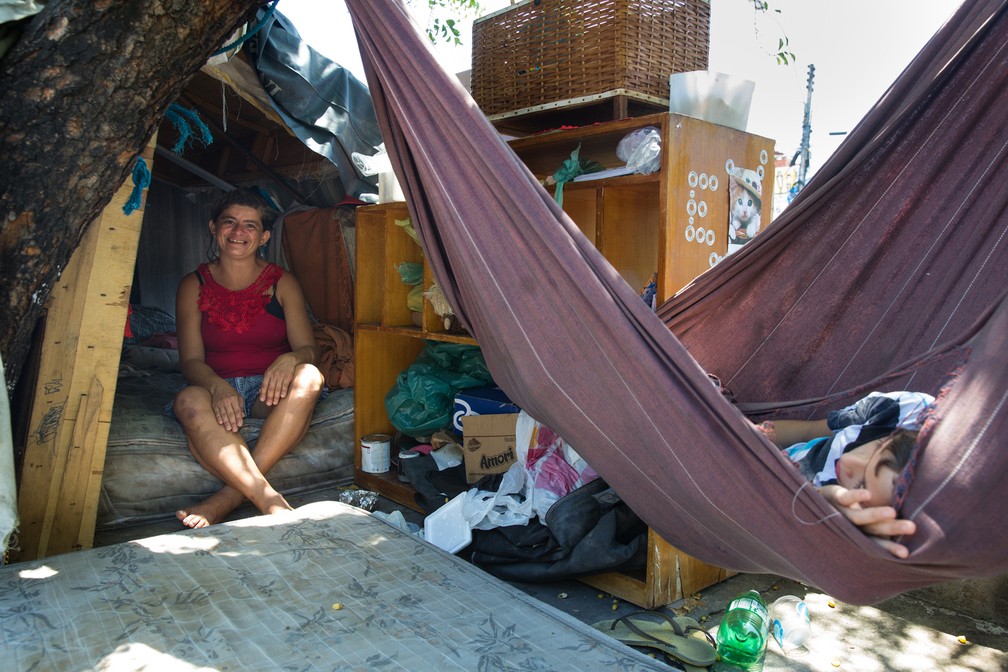 Populacao Sem Teto Improvisa Casas Com Sofas Camas Armarios E Outros Moveis Em Ruas De Fortaleza Ceara G1