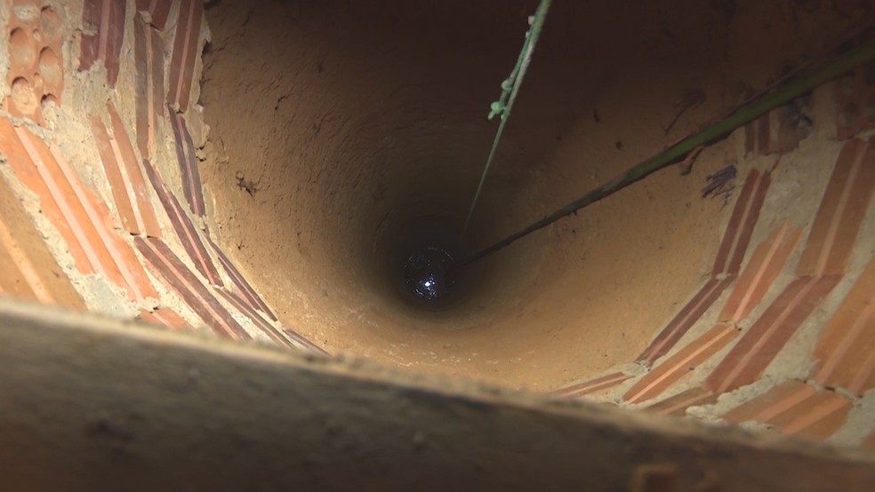 Poço onde menina caiu e pai a salvou tem 15 metros de profundidade.  — Foto: Rede Amazônica/Reprodução