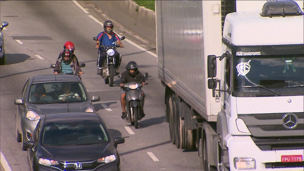 Motociclistas andam pela Marginal Pinheiros, na Zona Oeste de SÃ£o Paulo â€” Foto: ReproduÃ§Ã£o/TV Globo