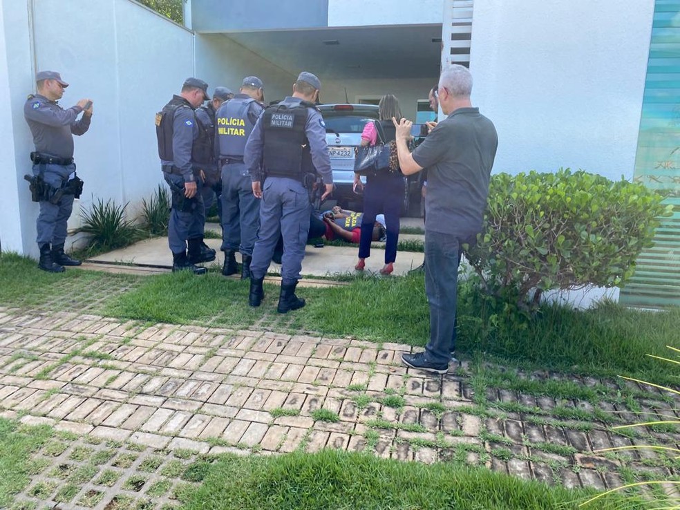 Três suspeitos detidos após sequestro em Rondonópolis (MT) — Foto: André Gianocari/TV Centro América