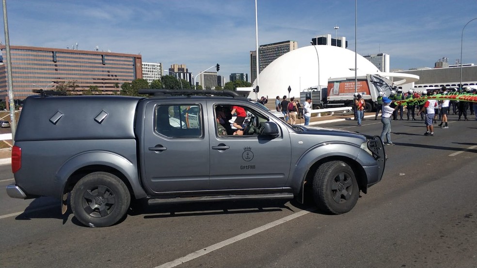 Carro dos fuzileiros navais posicionado em protesto contra Bolsonaro, neste sábado (19), em Brasília — Foto: G1 DF