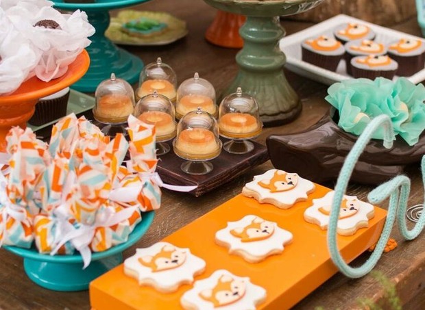 Mini pudins, biscoitos amantegados, cupcakes e maças do amor com tag de raposa foram algumas delícias da mesa do chá de bebê (Foto: Karina Martini)