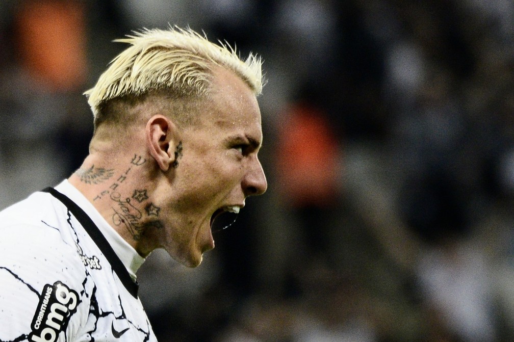 Chegada de Júnior Moraes muda função de Róger Guedes no Corinthians 