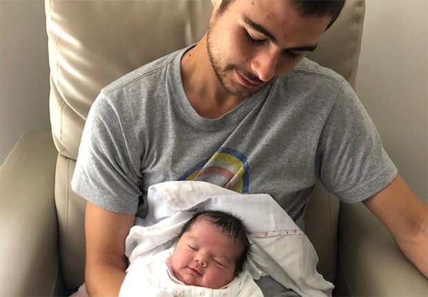 Rafael Vitti e filha recém-nascida (Foto: Reprodução/Instagram)