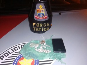 Jovem é preso por tráfico de drogas em Santa Branca (Foto: Divulgação/ Polícia Militar)