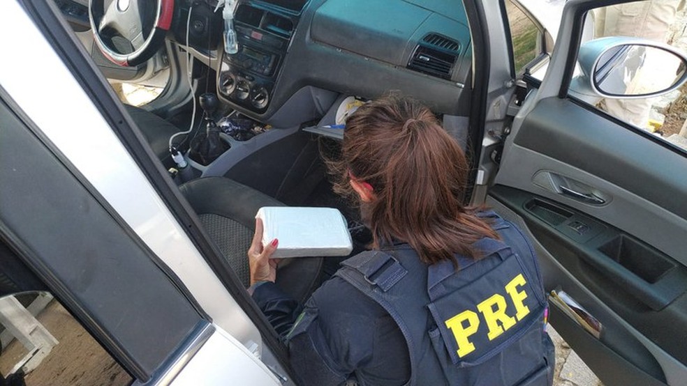 Coca&iacute;na estava dentro do carro e foi apreendida pela PRF na altura de Jo&atilde;o C&acirc;mara &mdash; Foto: Divulga&ccedil;&atilde;o