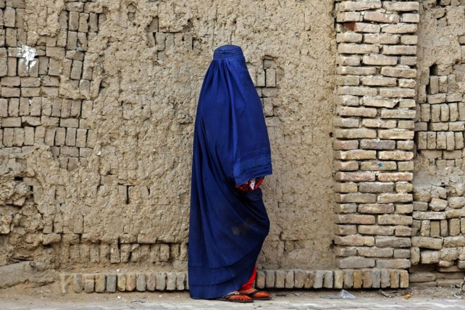 Mulher de burca caminha pelas ruas de Kandahar, no Afeganistão