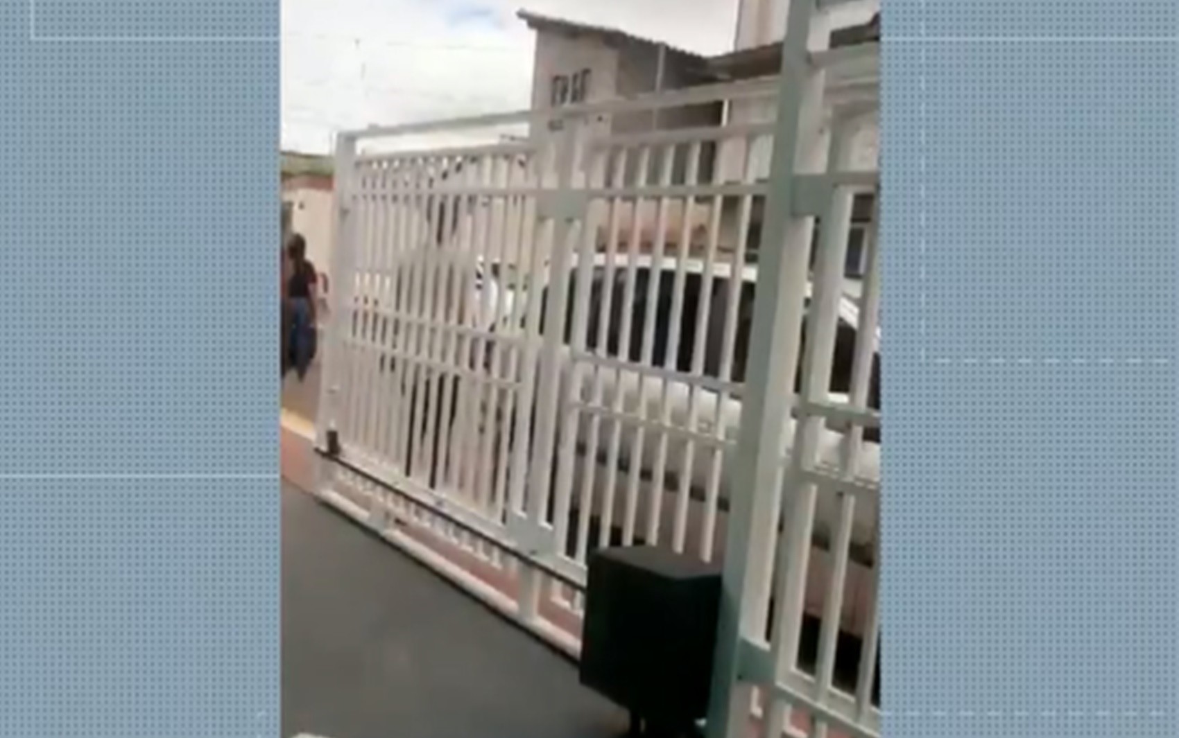 Pai de aluno é atropelado por outro após briga de estudantes em escola de Alfenas; veja VÍDEO