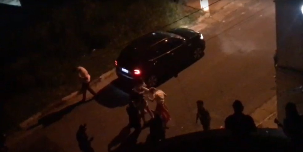 Vídeo gravado por amigos de Ayarla mostra momento em que ela é agredida pelas vizinhas — Foto: Reprodução