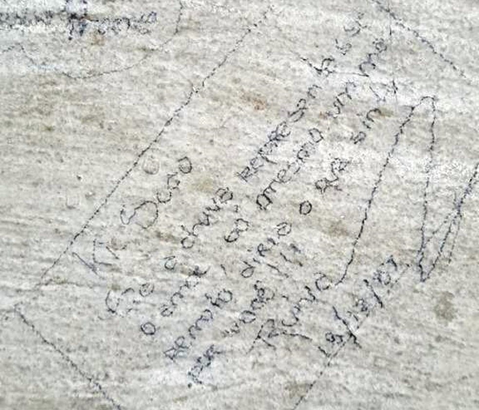 Declaração escrita há 40 anos foi descoberta durante obras em parede de escola — Foto: Arquivo Pessoal