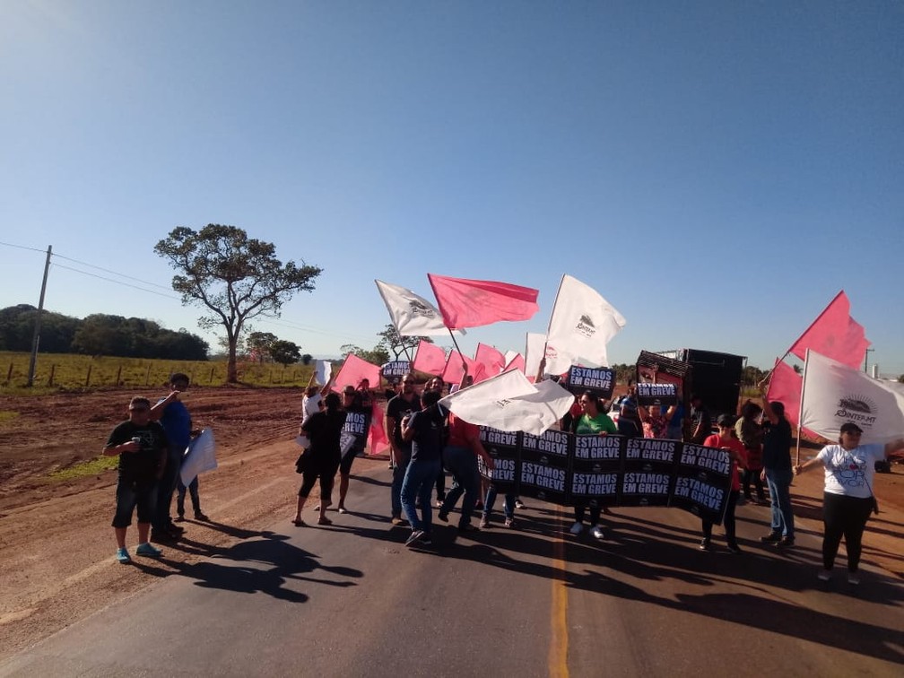 Servidores da rede estadual de educaÃ§Ã£o, que estÃ£o em greve hÃ¡ quase um mÃªs, protestaram em um trecho da BR-364, em CuiabÃ¡ â Foto: Sintep-MT/Assessoria