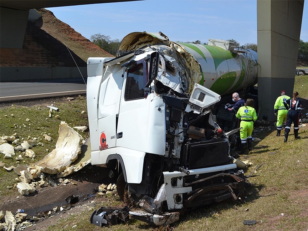 Caminhoneiro morre após bater em viaduto na rodovia Washington Luís (SP-310), em Matão. — Foto: Matão Urgente